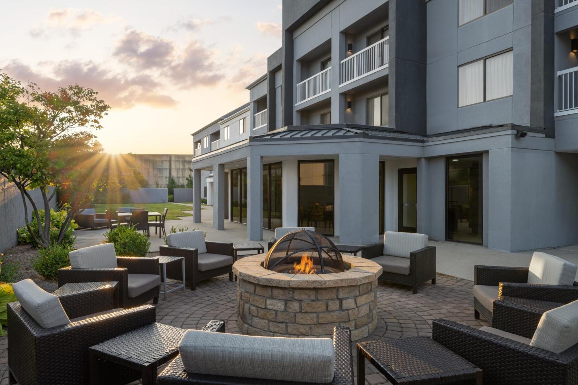 Courtyard Indianapolis Northwest Hotel Exterior foto